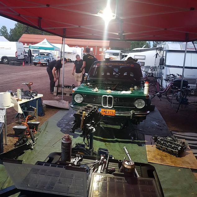 Motorbyte i Midnattssolsrallyt BMW 2002.